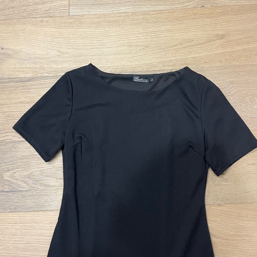 Elegant Black Midi Dress with Flared Hem - Picture 4 of 7
